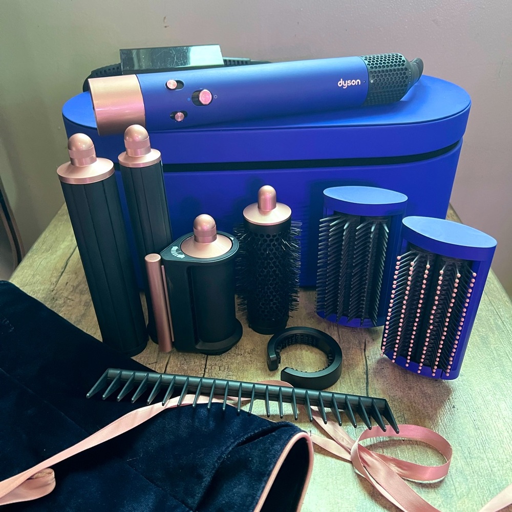 New Special edition Vinca blue and Rosé Airwrap w/ travel case & 8 accessories!